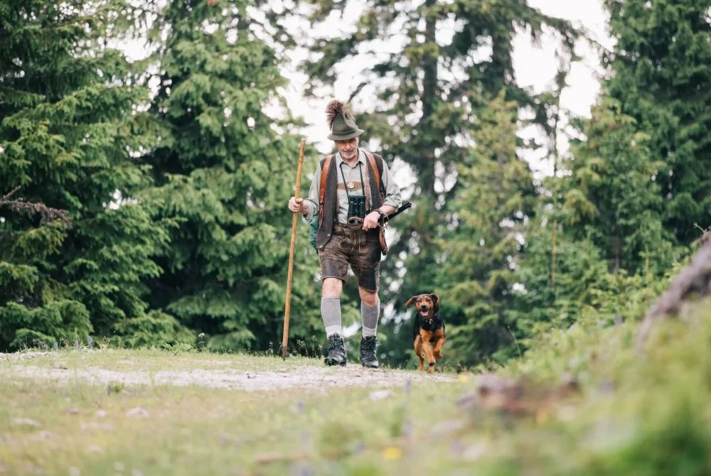 Naturwelten Steiermark Jäger im Wald