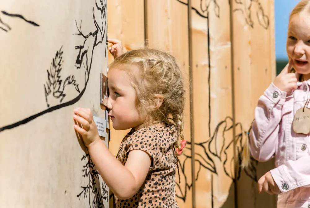 Kinder bei der Piep-Show - Naturwelten Steiermark