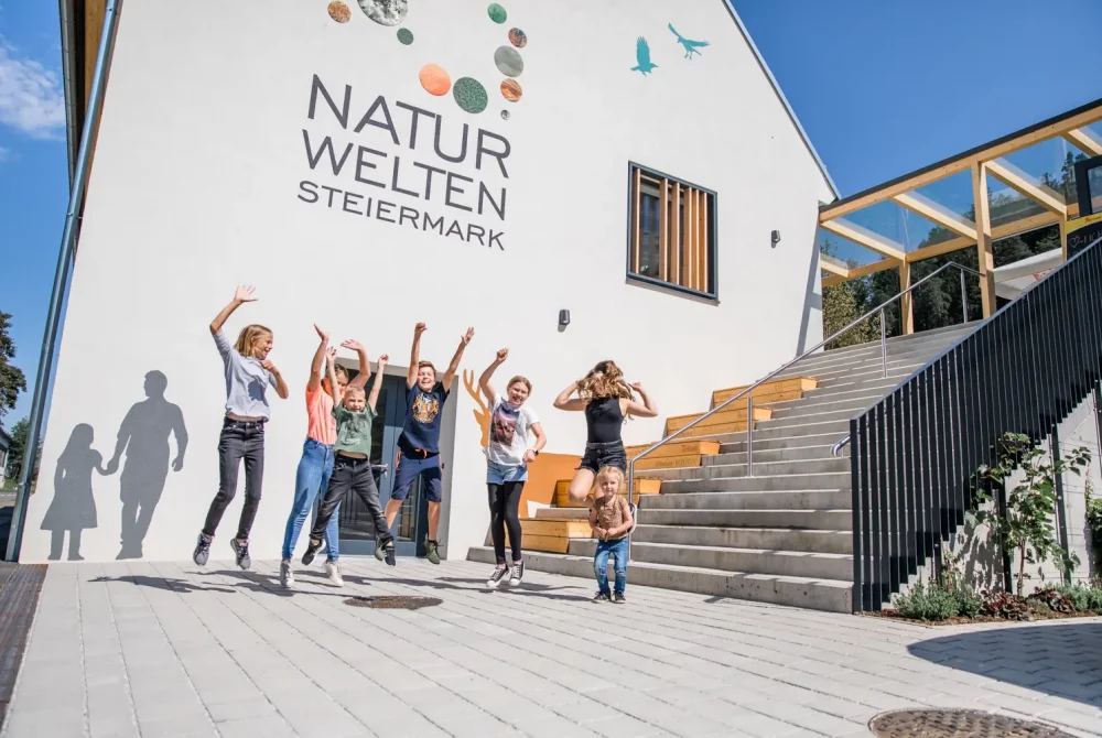 Naturwelten Steiermark Kinder vor den Naturwelten