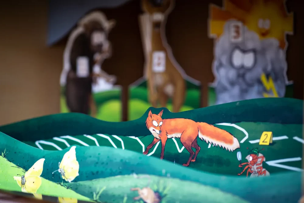 Spielzeug Fuchs im Wald - Erlebnis Kinder Naturwelten