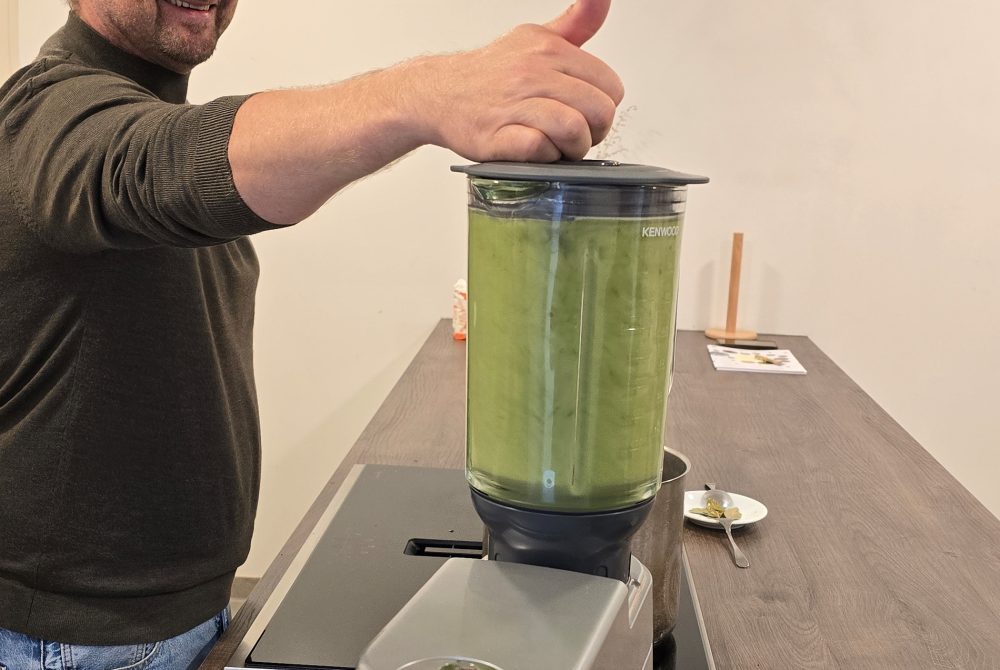 Herstellung einer grünen Kräutersuppe