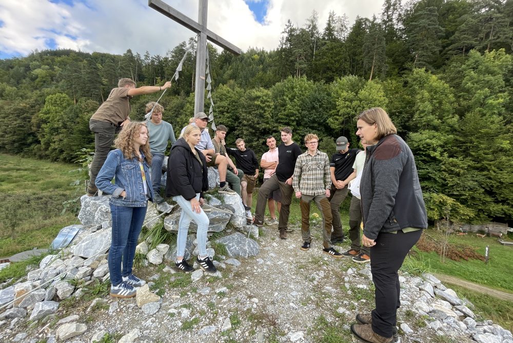 Natur, Wild und Jagd erleben: Angehende WaldpädagogInnen bei einer praxisnahen Führung in den Naturwelten Steiermark.