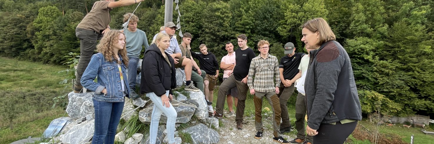 Natur, Wild und Jagd erleben: Angehende WaldpädagogInnen bei einer praxisnahen Führung in den Naturwelten Steiermark.