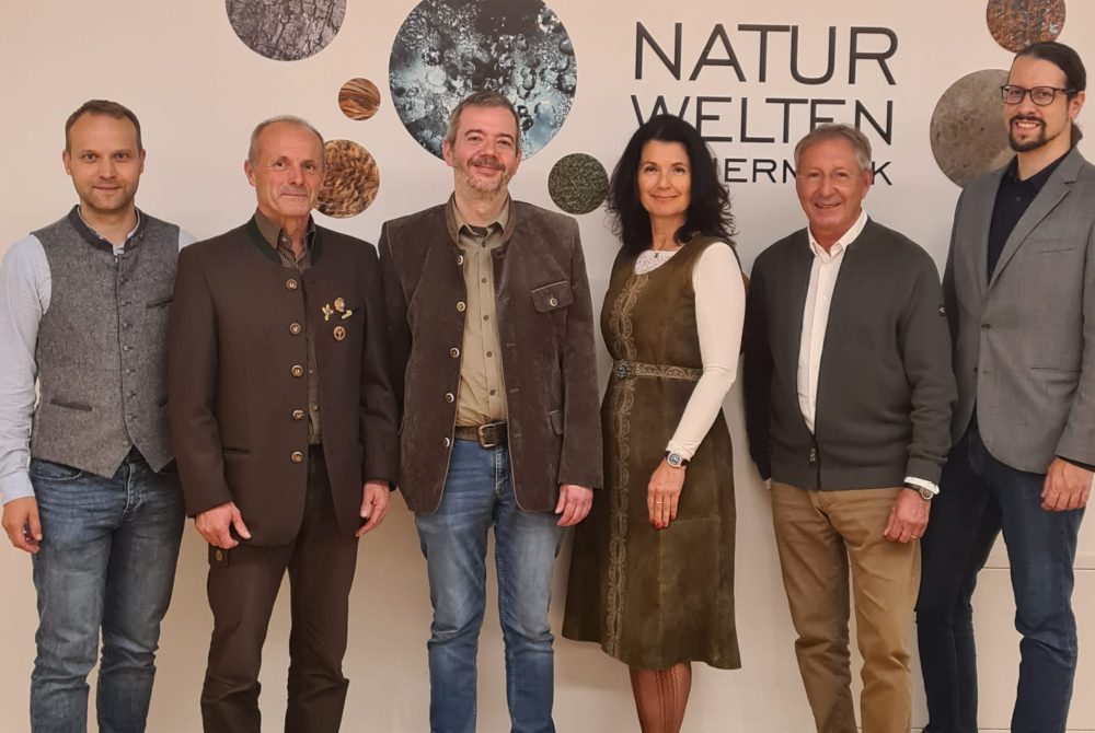 Gruppenfoto der Referenten des Seminars „Wild & Straße – jagdliche Verantwortung für mehr Verkehrssicherheit“ gemeinsam mit der Geschäftsführerin der Steirischen Landesjägerschaft. Alle stehen vor dem Veranstaltungsort der Naturwelten Steiermark und blicken lächelnd in die Kamera.
