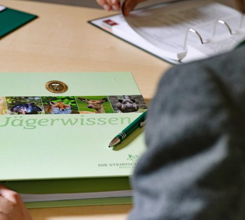 Mappe mit Kursunterlagen zum Thema Jagd