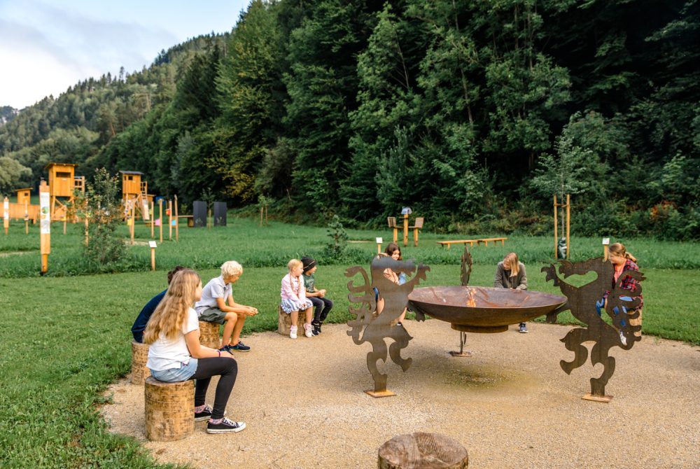 Herbstnachmittag für die ganze Familie, Kinder rund um Feuerstelle im Erlebnisareal der Naturwelten