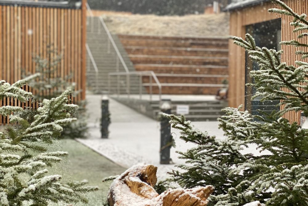 Naturwelten Gebäude aus Holz mit leichtem Schneefall