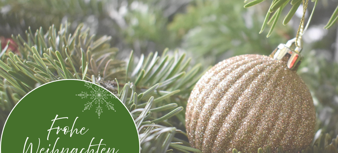 Tannenbaum mit Christbaumkugel und Weihnachtswünschen in einem grünen Kreis
