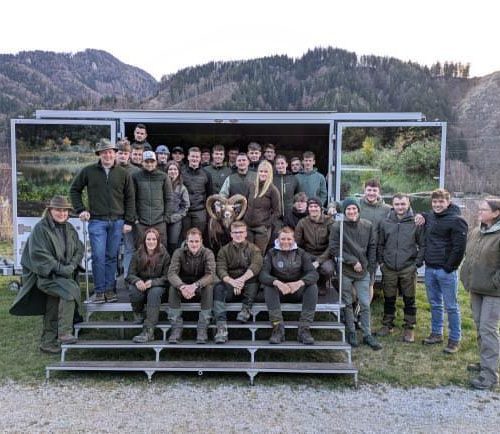 Forstschule - eine Gruppe Schüler zu Gast in den Naturwelten
