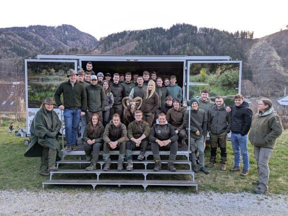 Forstschule - eine Gruppe Schüler zu Gast in den Naturwelten